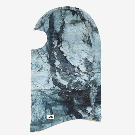 HAE The Stormerer Sturmmaske im Glacial-Polish-Muster (Blaugrau), Flat Lay – winddichte Balaclava mit Gletscher-Optik für alpine Touren