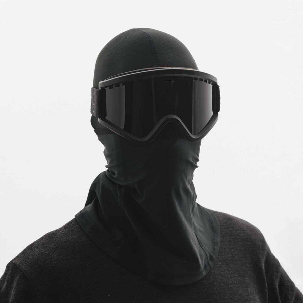 Das Model präsentiert the Ninja mit Snowboardbrille